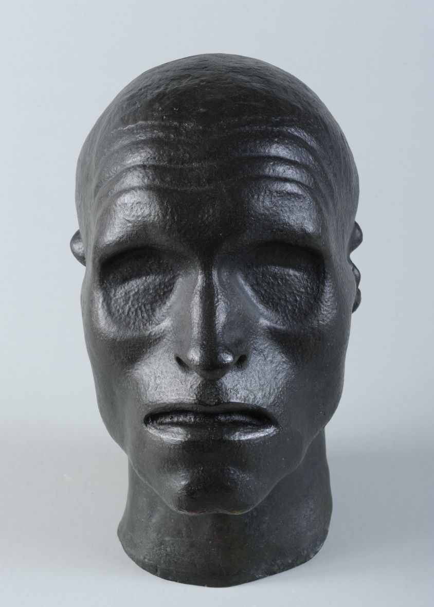 La maschera del cieco: particolare del monumento al Fante